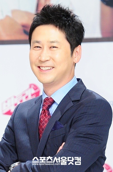 신동엽의 자신만의 철하기 담긴 결혼학 개론을 공개했다. / 더팩트DB