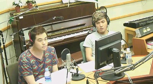 넬의 기타리스트 이재경(왼쪽)이 지난달 25일 KBS2FM 장윤주의 옥탑방 라디오에 입고 나온 티셔츠가 디시 팬들 사이에서 논란(?)이 됐다. 하지만 본인은 자신의 패션이 만족스럽다며 호탕하게 웃었다. /온라인 커뮤니티
