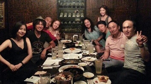 지난 2월 뇌수술을 받고 건강을 회복하고 있는 안재욱(왼쪽 두 번째)의 한층 나아진 근황이 후배 손진영(왼쪽 세 번째)에 의해 공개돼 화제다. / 손진영 트위터