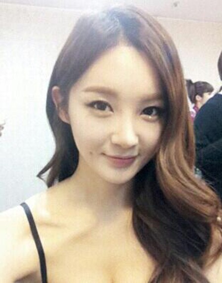 다비치 강민경이 신곡 오늘따라 보고 싶어서 그래 홍보를 하며 쇄골이 드러나는 셀카 사진을 남겼다. /강민경 트위터