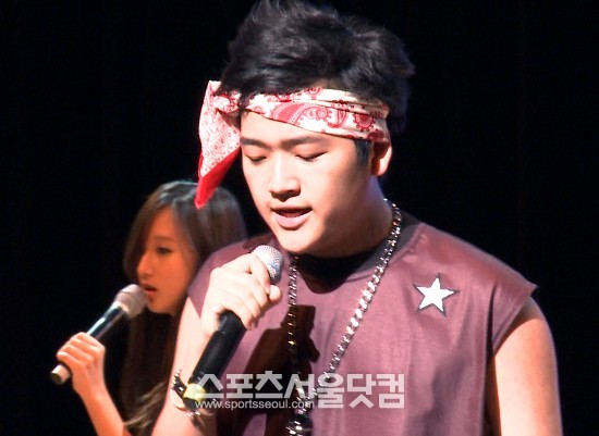 배우 전광렬의 아들 전동혁 군이 4일 오후 서울 용산구청 아트홀에서 열린 자선콘서트 행복한 하루 무대에 올라 공연을 펼치고 있다. / 사진=해당 영상 캡처