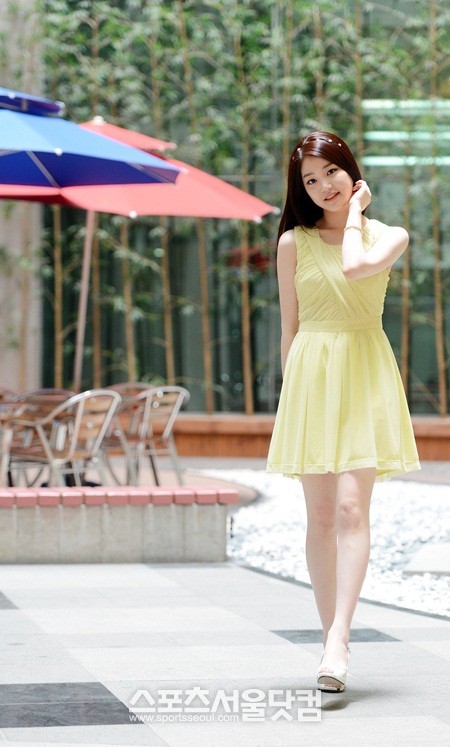 이유비가 구가의 서의 박청조를 재현한 듯 청초한 표정을 짓고 있다. 그는 박청조를 자신의 또 다른 얼굴로 생각한다며 남다른 애정을 표현하고 있다.