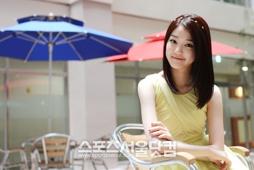 장난기 가득한 얼굴로 종영 후 할일을 생각하는 이유비. 다음 작품에서는 로맨틱 코미디 속 닭살 커플을 꿈꾼다는 그의 눈빛에서 연기를 향한 욕심이 묻어난다.