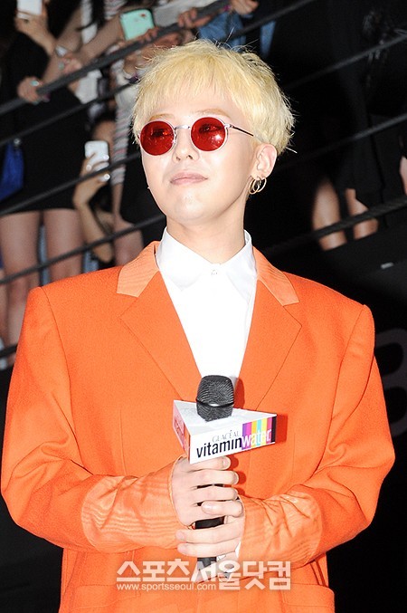 빅뱅의 멤버 지드래곤이 5일 오후 서울 한강고수부지 잠원지구 클럽 웨이브에서 열린Be 글라소 색다른파티에서 포토타임을 갖고 있다.  /이영훈 인턴기자