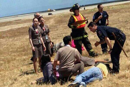 아시아나 항공기 착륙 사고에서 희생정신을 보인 이윤혜 최선임(맨 왼쪽) 승무원이 사고 수습 관계자들에게 높은 평가를 받았다. / 월스트리트저널
