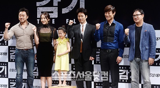 9일 오전 서울 신사동 CGV압구정점에서 열린 영화 ‘감기’ 제작보고회에서 배우 마동석을 비롯해 수애, 박민하, 장혁, 이희준, 김성수 감독(왼쪽부터)이 포토타임을 갖고 있다. /문병희 기자