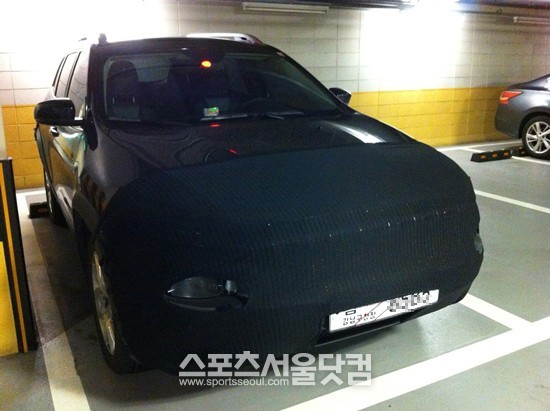 위장막에 둘러싸인 지프 체로키가 국내 한 건물 주차장에서 포착됐다. /황준성 기자