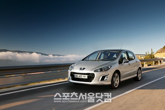 푸조의 공식 수입원인 한불모터스는 이달 말까지 푸조의 주력 해치백 모델을 대상으로 특별 프로모션을 진행한다. / 푸조 뉴 308