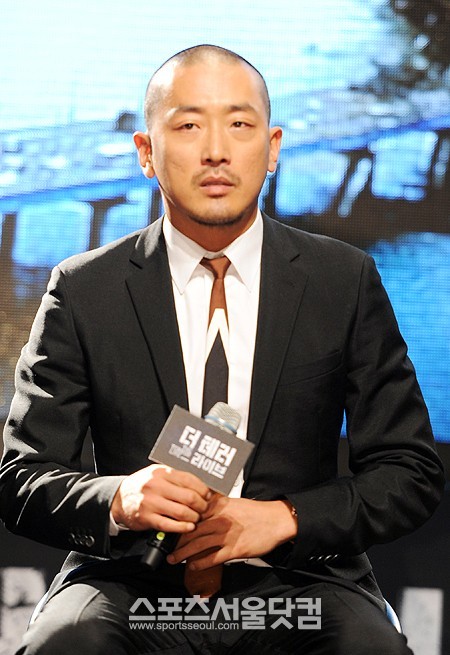 윤종빈 감독의 군도 촬영으로 삭발한 채 더 테러 라이브 제작보고회에 참석한 배우 하정우가 취재진의 플래시 세례를 받아 눈길을 끌었다./이영훈 인턴기자