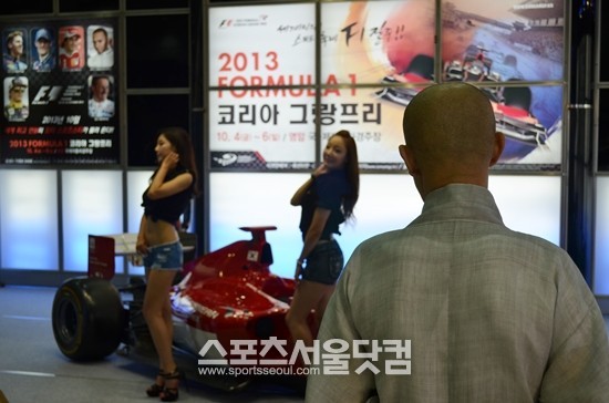 한 스님이 11일 서울 삼성동 코엑스에서 열린 2013 서울오토살롱을 찾았다./ 황준성 기자