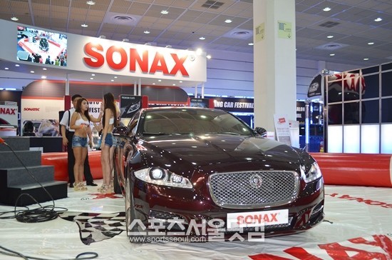 차량관리 전문 용품 소낙스는 2013 서울오토살롱에서 버블세차쇼 이벤트를 진행한다.