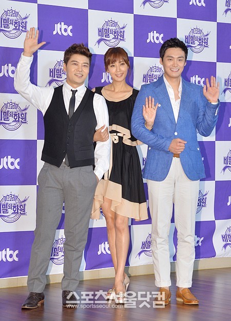 방송인 전현무와 오현경, 오상진(왼쪽부터)이 11일 오후 서울 중구 세종대로 M빌딩 엠스퀘어에서 열린 JTBC 새 예능 미스코리아 비밀의 화원 제작발표회에 참석해 포즈를 취하고 있다. /최진석 기자