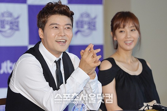 방송인 전현무(왼쪽)와 오현경이 11일 오후 서울 중구 세종대로 M빌딩 엠스퀘어에서 열린 JTBC 새 예능 미스코리아 비밀의 화원 제작발표회에 참석해 미소를 짓고 있다. /최진석 기자