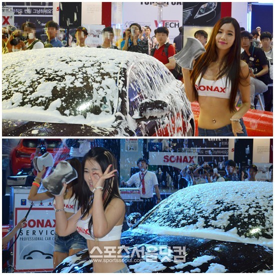 2013 서울오토살롱에서 레이싱 모델들이 탱크톱과 핫팬츠를 입고 재규어 XJ를 세차했다./김동준 조재형 기자