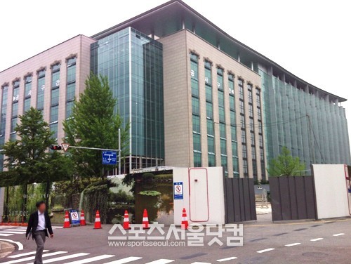 의원실이 위치한 국회의원회관. 공사가 한창 진행되고 있다.