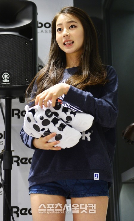 글로벌 브랜드 리복의 클래식 모델로 활동 중인 걸그룹 원더걸스의 멤버 소희가 12일 오전 서울 강남구 리복클래식 압구정점에서 열린 일일 클래식 패션 매니저 행사에 참석해 포토타임을 갖고 있다. / 배정한 기자