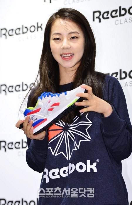 글로벌 브랜드 리복의 클래식 모델로 활동 중인 걸그룹 원더걸스의 멤버 소희가 12일 오전 서울 강남구 리복클래식 압구정점에서 열린 일일 클래식 패션 매니저 행사에 참석해 포토타임을 갖고 있다. / 배정한 기자