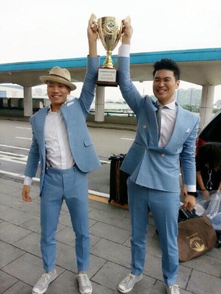 다이나믹듀오 개코(왼쪼)와 최자가 지난 10일, 데뷔 이후 14년 만에 처음 1위 트로피를 받아 감격하고 있다. 두 사람은 이 트로피 안에 술을 가득 담아 마시겠다고 소감을 대신했다. /MBC 뮤직 쇼 챔피언 트위터