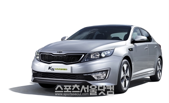 정부는 2020년부터 국내 자동차 평균 연비 규제 기준을 ℓ당 20km로 높이기로 했다. /사진= 복합연비 기준 16.8km/ℓ의 기아자동차 2013년형 K5