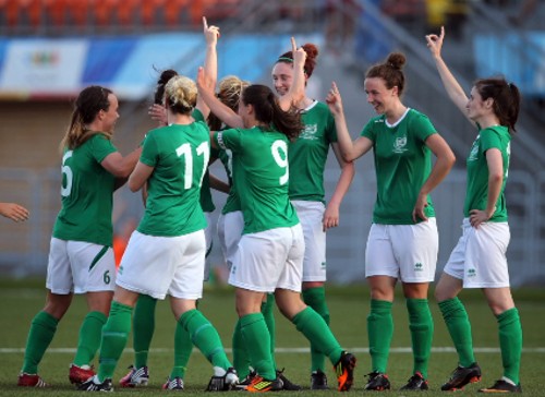 14일 대만과 경기에서 멋진 프리킥골을 작렬한 뒤 기뻐하고 있는 아일랜드 여자 축구 대표팀. / 유튜브 영상 캡처