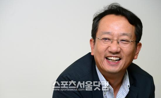 이태일 NC 다이노스 사장이 <곽승준의 쿨~한 만남>에서 막내 구단 NC의 즐거운 도전에 대해 이야기를 하며 웃고 있다. / 이새롬 기자