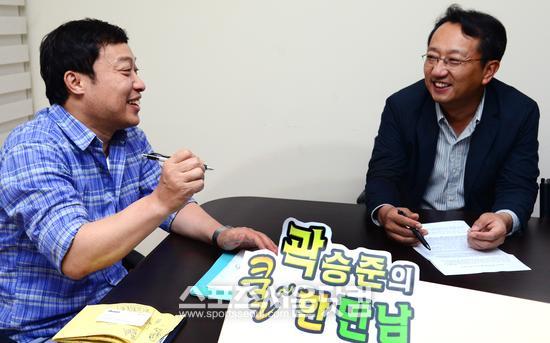 곽 교수(왼쪽)와 이 사장이 NC의 탄생과 데뷔 시즌에 대해 밝은 표정으로 이야기를 나누고 있다.