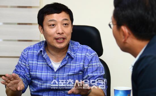 곽 교수가 이 사장에게 NC의 1군 데뷔 시즌 성적과 관련된 질문을 하고 있다.