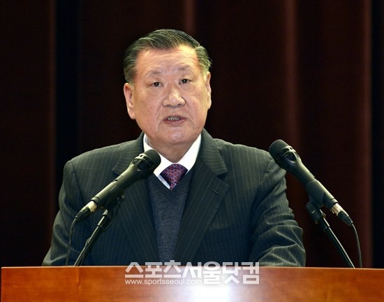 정몽구 현대차그룹 회장이 16일 서울 양재동 본사에서 현대·기아차의 국외 법인장 회의를 진행하고 현지 밀착 서비스를 강화할 것을 당부했다.