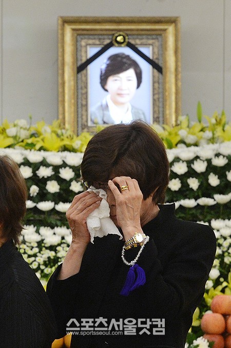 고 구옥희 전 한국여자프로골프협회장이 10일 일본 시즈오카 현 한 골프장 숙소에서 심장마비로 세상을 떠난 가운데 17일 오후 서울 강남구 일원동 삼성서울병원에 마련된 고 구옥희 전 회장의 빈소를 찾은 일본의 다카무라 히로미 선수가 눈물을 훔치고 있다. /최진석 기자