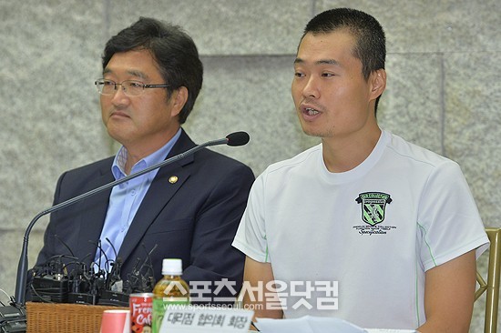 이창섭 남양유업 대리점협의회 회장(오른쪽)이 18일 오전 서울 중구 중림동 LW컨벤션센터에서 열린 남양유업 대리점협의회 협상타결기자회견에 참석해 인사말을 하고 있다. /최진석 기자