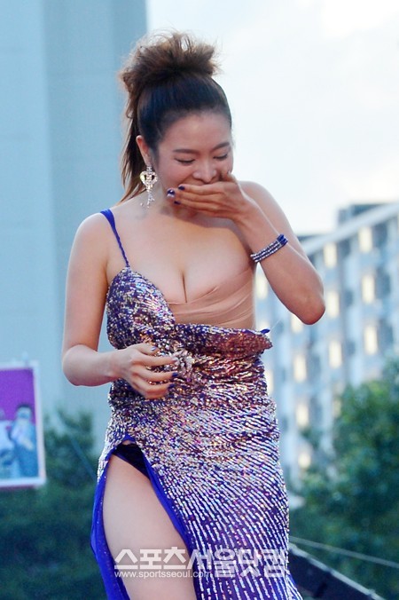 배우 여민정이 18일 오후 경기도 부천시 원미구 부천실내체육관에서 열린 제17회부천판타스틱국제영화제의 레드카펫 행사에서 갑자기 드레스가 흘러내리는 노출 사고에 멋적은 표정을 짓고 있다./부천=남윤호 기자