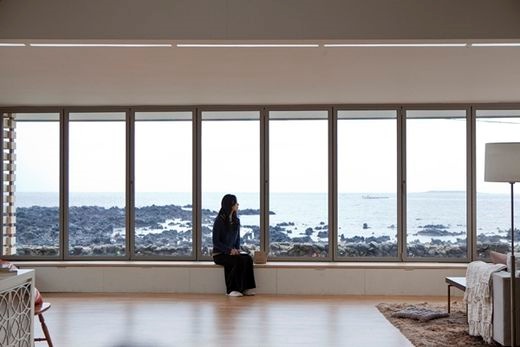 첫사랑 생각나는 순간 1위는? 영화 건축학개론에서 배우 한가인이 첫사랑을 창가에 앉아 첫사랑을 생각하는 연기를 하고 있다. / 명필름 제공