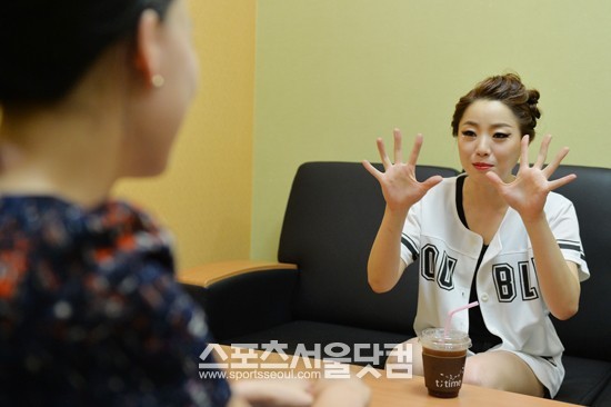 허민은 인터뷰 내내 천진한 웃음과 솔직한 발언으로 분위기를 밝게 이끌었다.