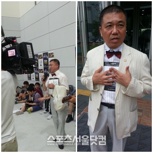 김용만 씨가 흰 정장을 곱게 차려입고 슈퍼스타K5 카메라 앞에서 노래를 부르고 있다.