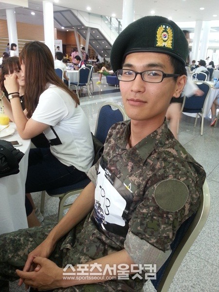 손용범 상병이 지역 예선에 참가하기 위해 휴가를 냈다며 가수의 꿈을 향한 끈질긴 열정을 표현하고 있다.