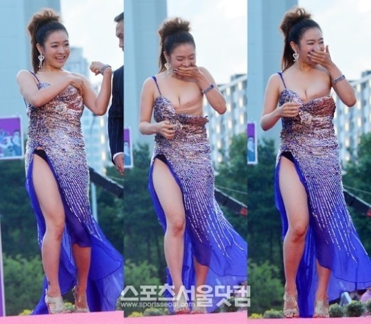 배우 여민정이 18일 경기 부천시 원미구에서 열린 제17회 부천판타스틱영화제 레드카펫 행사에서 가슴이 노출되는 사고로 당황한 표정을 짓고 있다. / 남윤호 기자