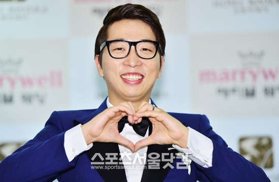 개그맨 정범균이 20일 오후 서울 리베라호텔에서 열리는 결혼식에 앞서 기자회견에 참석해 포토타임을 갖고 있다. / 배정한 기자