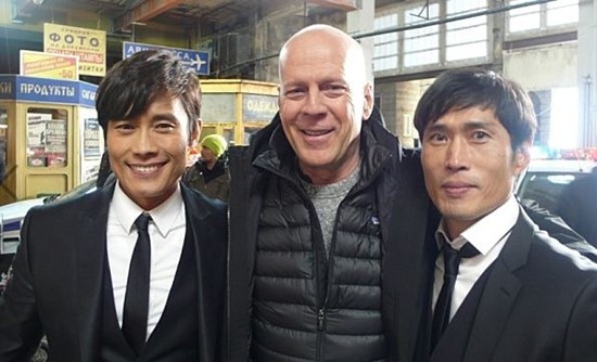 영화 레드:더 레전드 촬영 당시 배우 이병헌, 브루스 윌리스, 정두홍(왼쪽부터)./레드:더 레전드스틸 컷