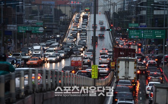 새벽부터 내린 집중호우로 호우경보가 발령된 22일 오전 서울 금천구의 상습정체구역인 수출의 다리에서 출근길 정체가 이어지고 있다. / 배정한 기자