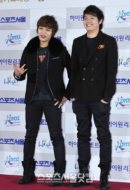 쌈디(왼쪽)와 이센스는 2009년 슈프림팀을 결성해 슈퍼매직, 땡땡땡, 너 때문이야, 그땐 그땐 그땐, 왜 등을 히트시켰다. 하지만 이센스가 회사를 나와 슈프림팀의 신곡을 앞으로 듣기 힘들게 됐다. /더팩트DB