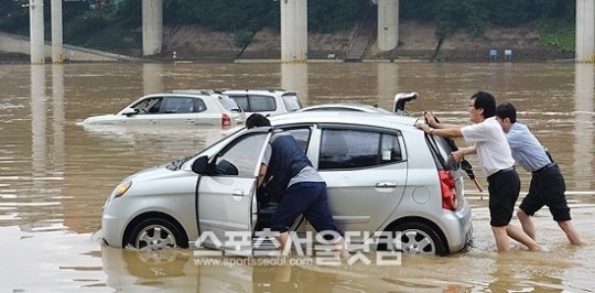 최근 집중호우로 많은 차가 물에 잠겼다. /최진석 기자