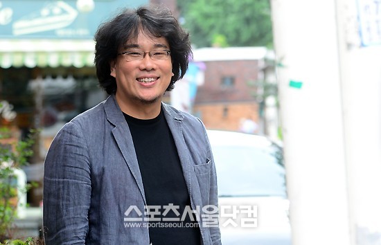 봉준호 감독이 <더팩트>과의 인터뷰에서 괴물(2006) 이후로 송강호, 고아성과 함께 손잡은 이유를 밝히면서 두 배우를 높이 칭찬해 눈길을 끈다./이새롬 기자