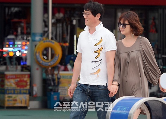 개그맨 고명환(왼쪽)이 탤런트 임지은의 손을 잡고 차량으로 이동하고 있다. / 남윤호 기자