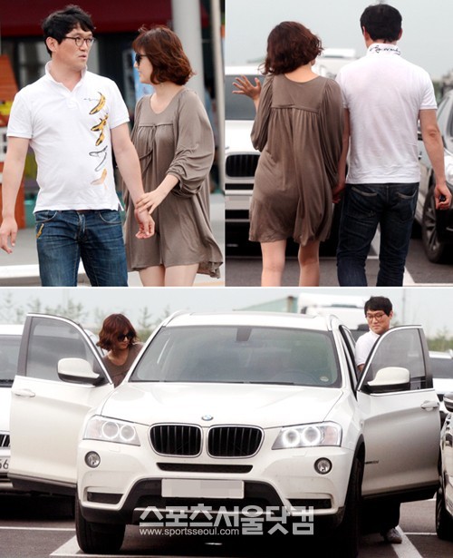 고명환-임지은 커플이 다정하게 손을 잡고 차량으로 이동하고 있다.