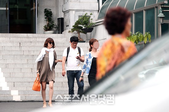 탤런트 임지은(왼쪽)이 고명환과 함께 교회에서 예배를 드린 후 이동하고 있다.