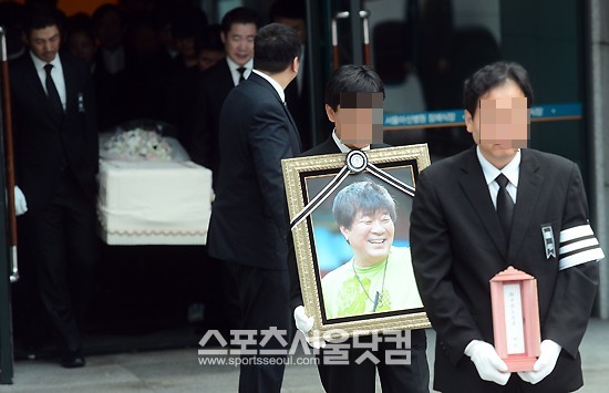 25일 오전 서울 송파구 풍납동 아산병원 장례식장에서 진행된 고 김종학 PD의 발인에서 고인의 영정사진 뒤로 운구가 진행되고 있다. /이새롬 기자