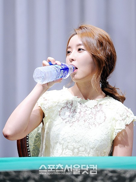 배우 정유미가 25일 오후 강원도 속초시 마레몬스 호텔에서 열린 SBS 주말극장 원더풀마마 기자간담회에 참석해 물을 마시고 있다. /속초=이영훈 인턴기자