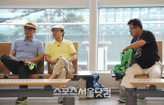 인생에서 가장 행복하다고 느끼는 나이가 23세, 69세로 밝혀졌다. / 더팩트