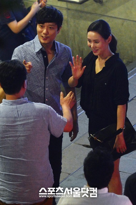 지난 2011년부터 공개 연애를 시작한 박희순(왼쪽)과 박예진의 영화관 데이트가 23일 밤 <더팩트> 카메라에 포착됐다. / 남윤호 기자