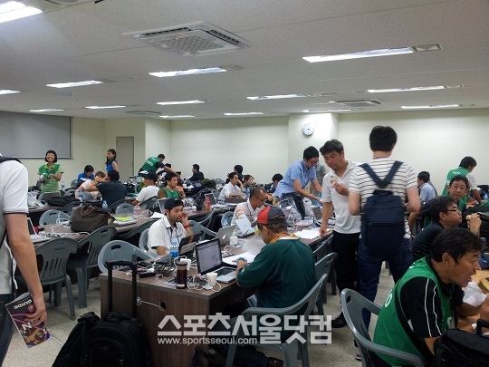 일본과 북한의 2013 동아시아연맹컵(EAFF) 축구선수권대회 여자부 풀리그 2차전을 1시간 여 앞두고 화성종합경기타운 미디어실을 가득 메운 일본 취재진. / 화성 = 김용일 기자